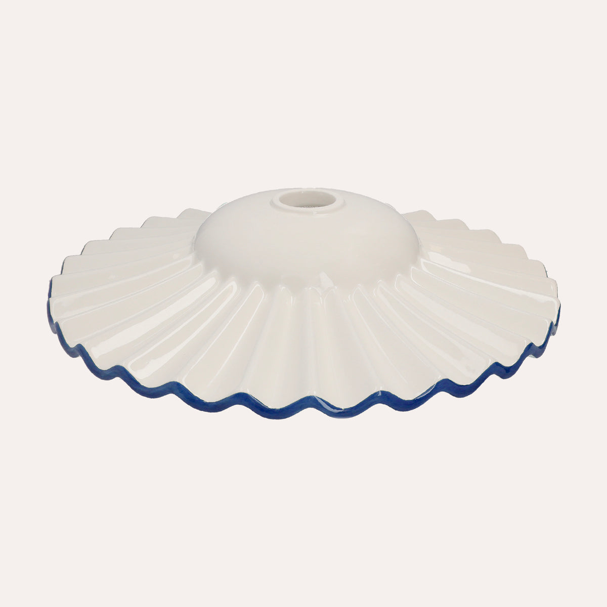 Paralume In Ceramica Ondulato Bianco Con Bordo Blu Ø. 39 cm