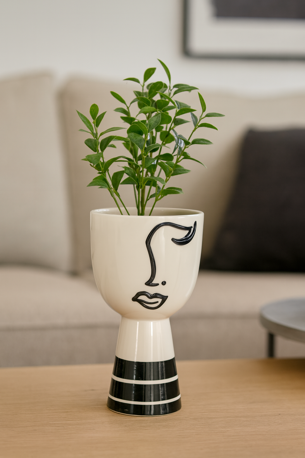Keramikvase in Form eines abstrakten Kopfes mit Auge