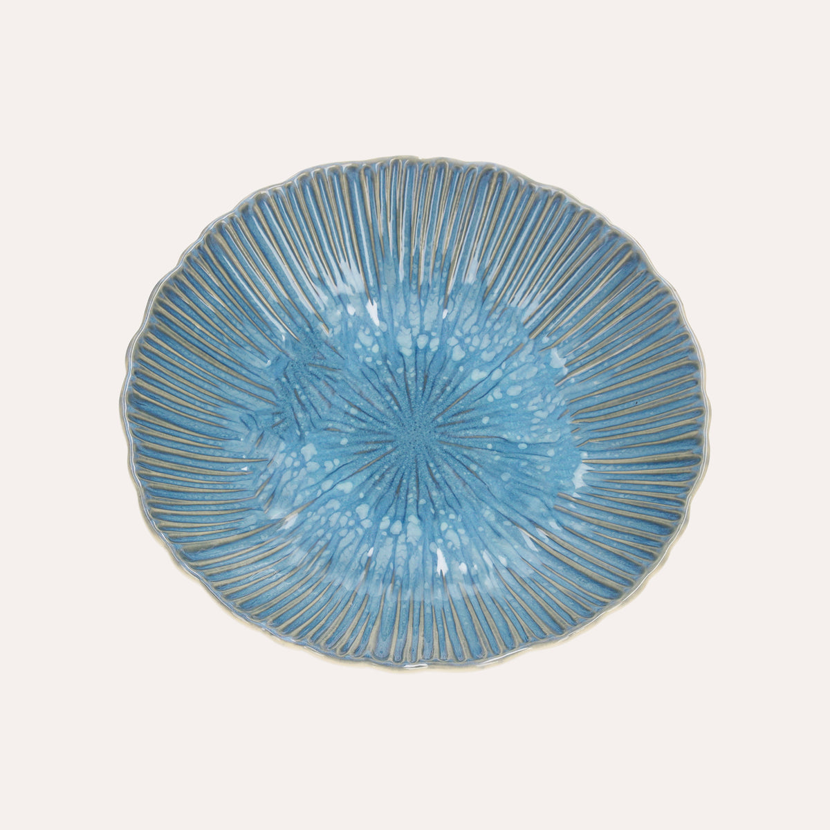 Ensaladera de cerámica turquesa con decoración coral.