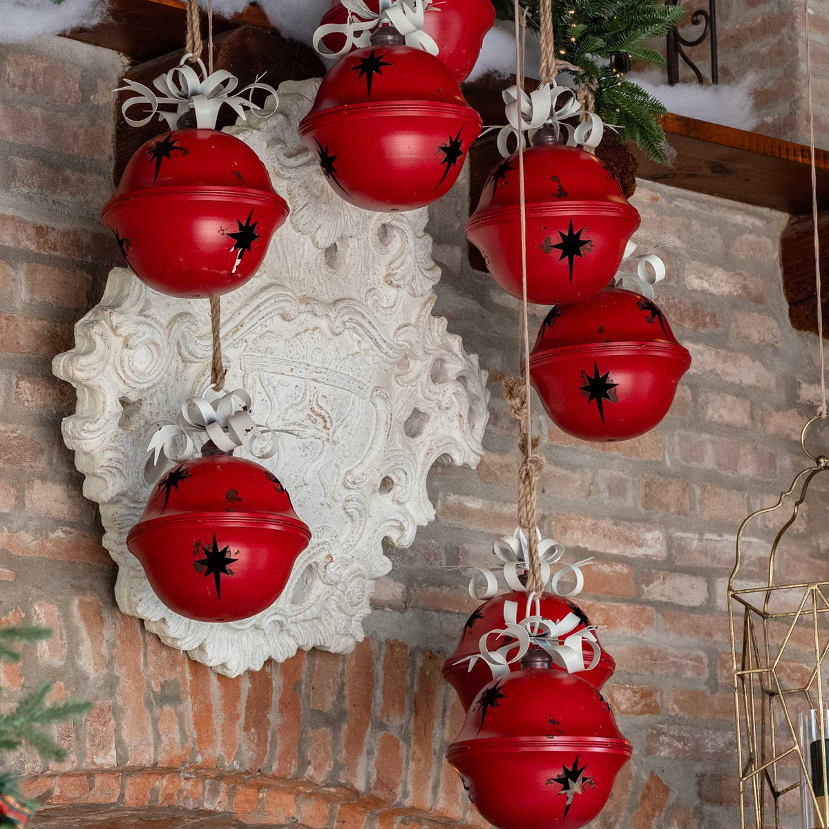 Rote Weihnachtsglocke aus Metall mit weißer Schleife
