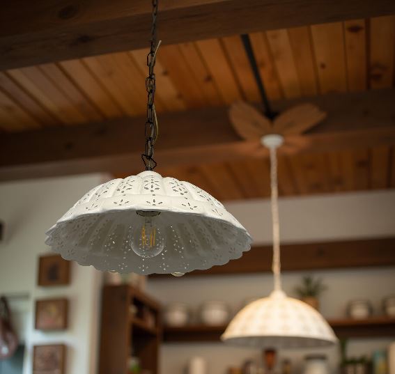 Lampadario Traforato in Ceramica Bianca Ø. 32cm
