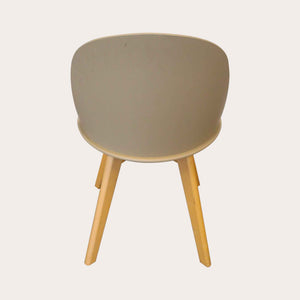 Conjunto de 2 sillas de piel sintética beige con patas de madera