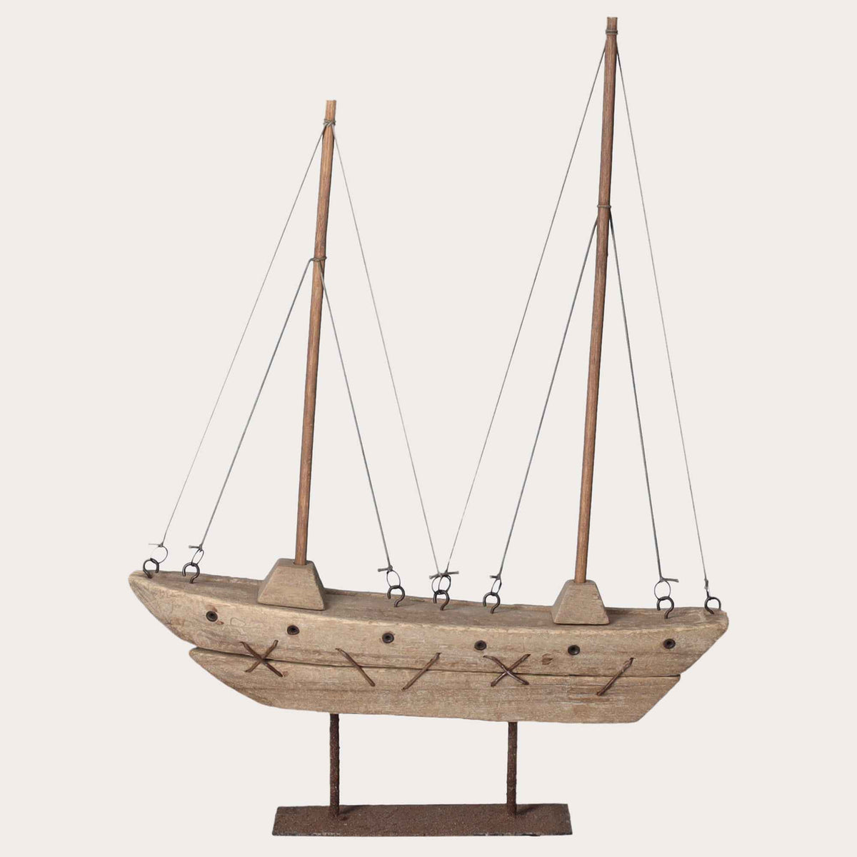 Barco pesquero en miniatura de madera y hierro.