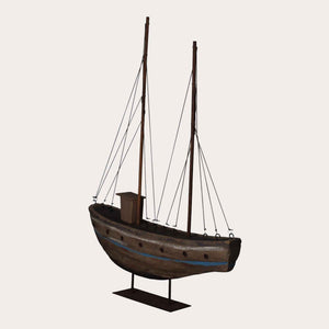 Miniatura Peschereccio in Legno e Ferro – Decorazione Nautica Artigianale