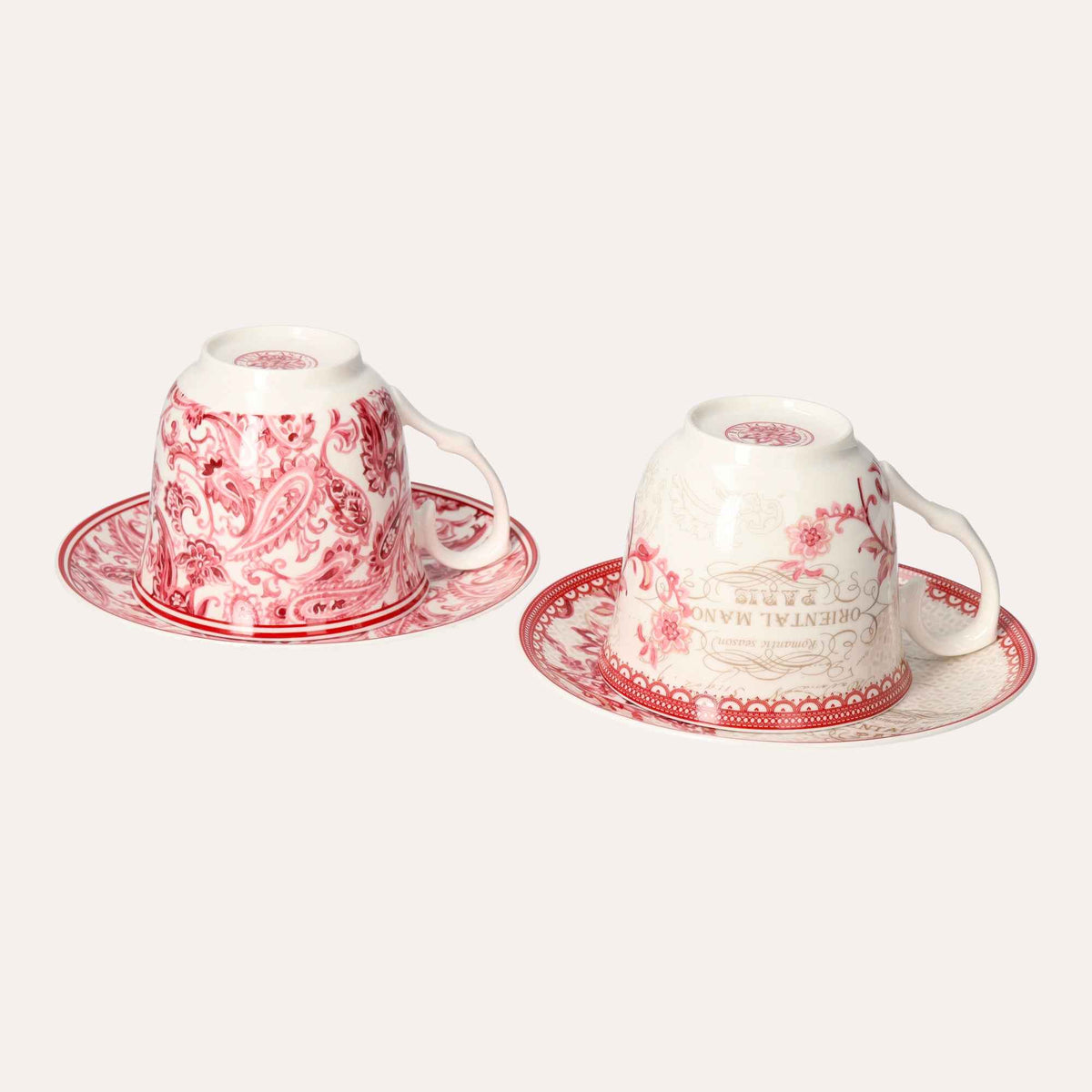 Juego de 2 Tazas y Platillos de Porcelana Decorada en Rojo – Estilo Clásico
