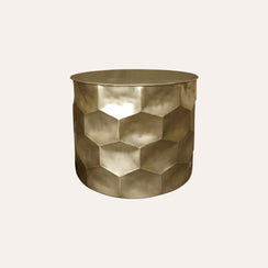 Mesa de centro redonda de metal dorado con facetas hexagonales