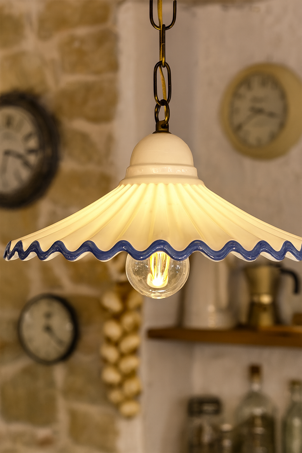 Lampadario in Ceramica Bianca con Bordo Blu Ø. 39cm