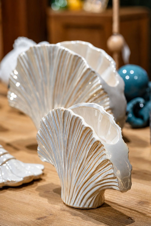 Medium Shell Vase in Mother of Pearl White Ceramic H.27x34x11 cm