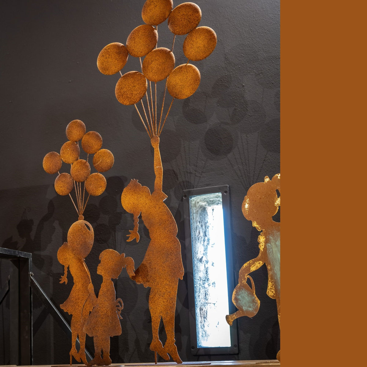 Bimba con Palloncino in Ferro Corten Marrone Ruggine 45x24 cm - KeyHome Store
