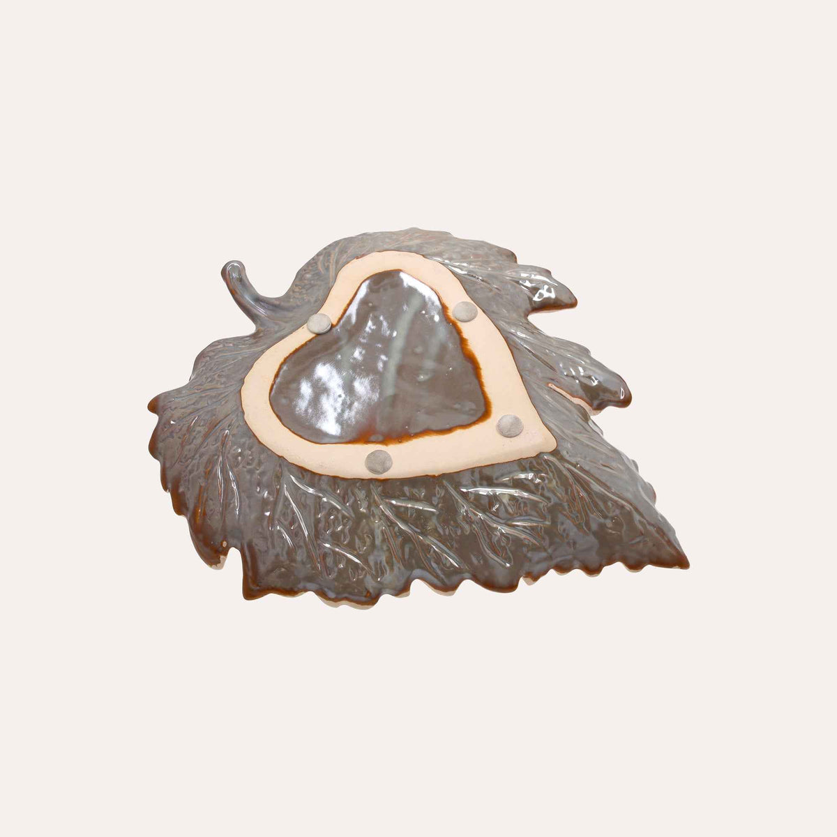 Hoja decorativa de cerámica beige: elegante efecto arenado