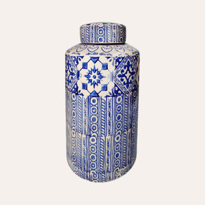 Potiche elegante de cerámica beige con adornos azules