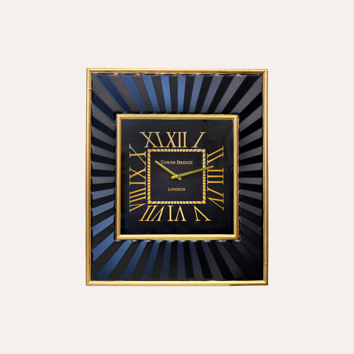 Reloj de pared cuadrado de metal con números romanos