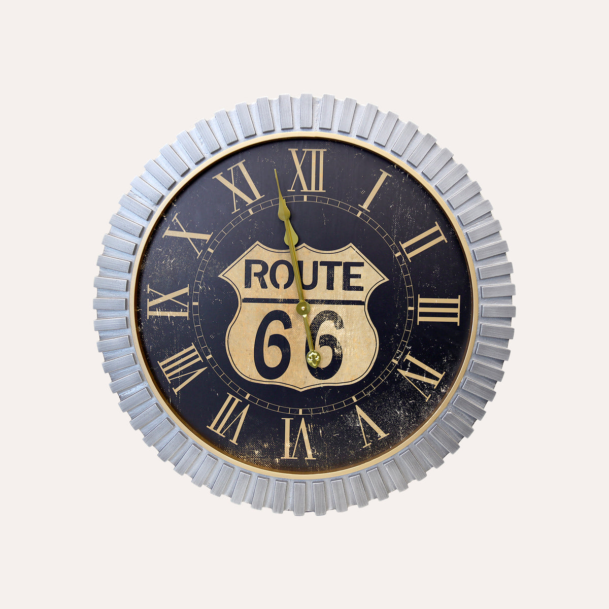 Reloj de pared redondo de metal con números romanos