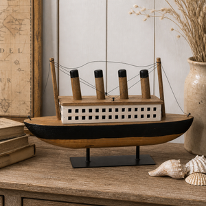 Yate de madera tallada con base de hierro