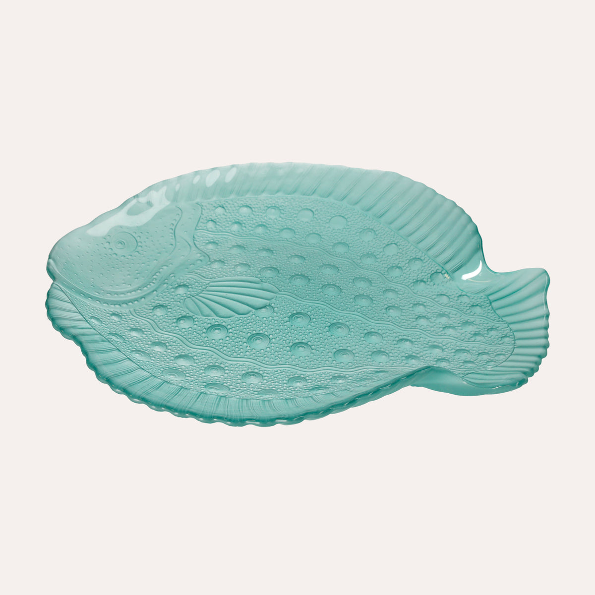 Plato de vidrio verde con forma de pez