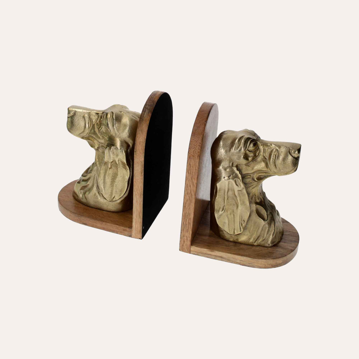 Sujetalibros con forma de busto de perro de metal dorado sobre soporte de madera