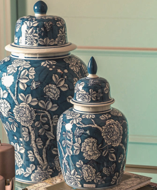 Potiche com Flores e Borboletas Brancas em Porcelana Azul Alt.52 cm - KeyHome Store