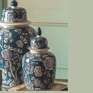 Potiche com Flores e Borboletas Brancas em Porcelana Azul Alt.52 cm - KeyHome Store