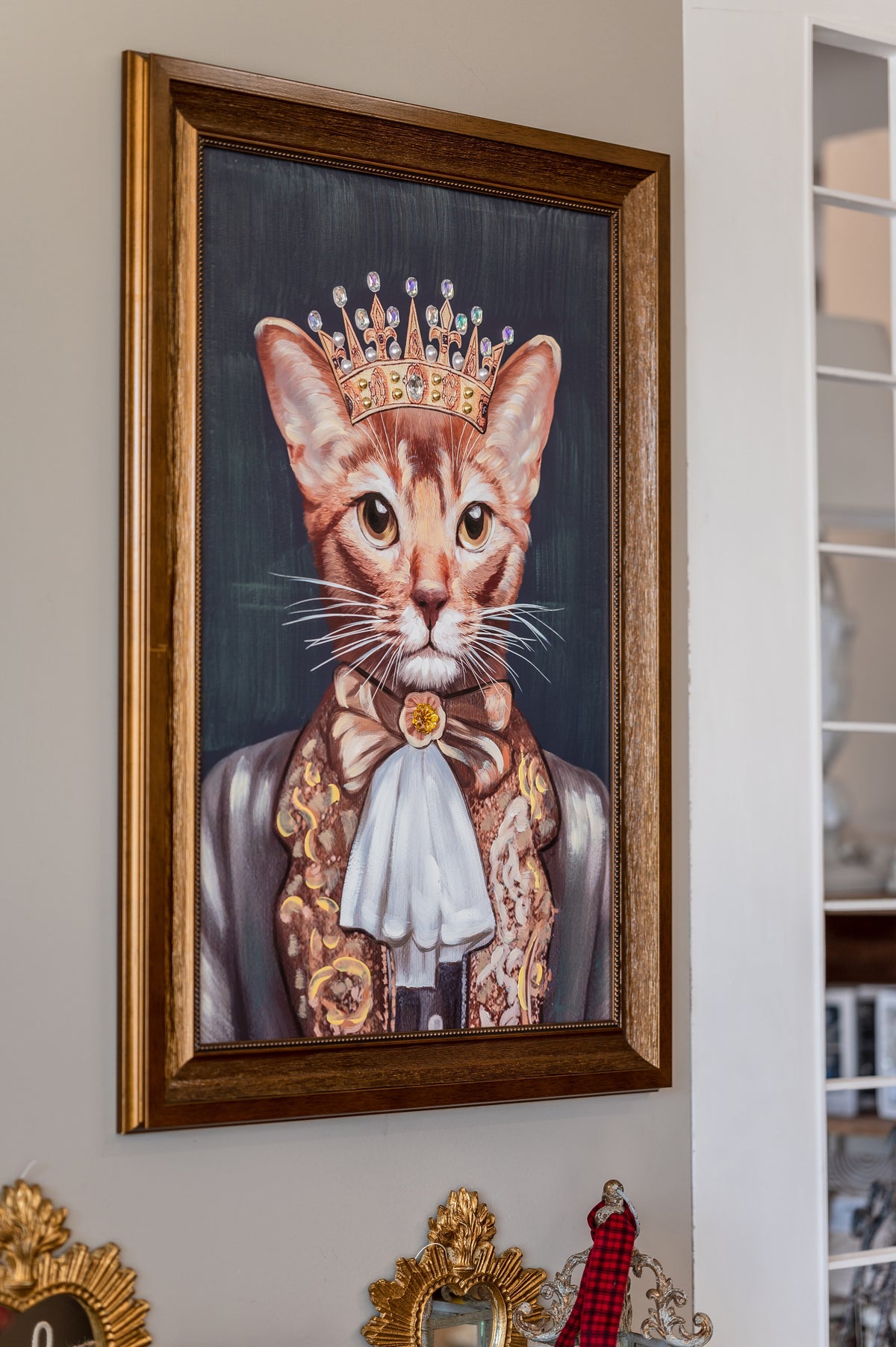 Quadro Gatto Corona Vintage con Cornice in Legno 70x100 cm - KeyHome Store