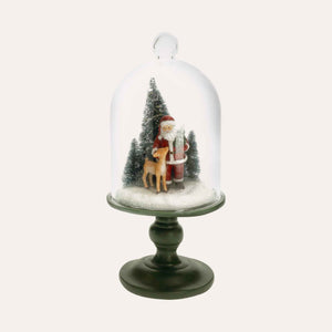 Glasvitrine mit Weihnachtsmann und Hirsch, Weihnachtsdekoration