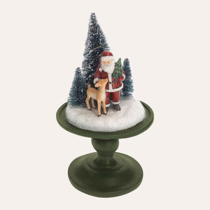 Glasvitrine mit Weihnachtsmann und Hirsch, Weihnachtsdekoration