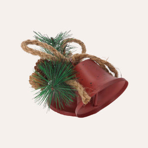 Paar rote Weihnachtsglocken mit Rassel und Kiefer