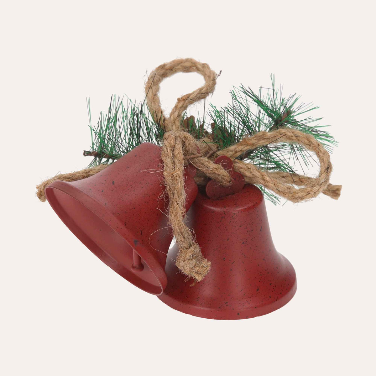 Paar rote Weihnachtsglocken mit Rassel und Kiefer