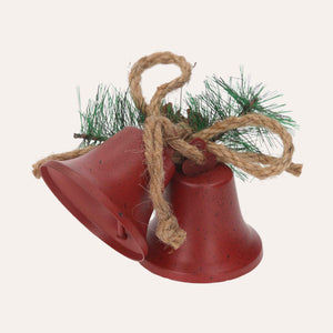 Paar rote Weihnachtsglocken mit Rassel und Kiefer