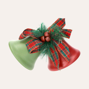 Par de Campanas Rojas y Verdes con Lazo Escocés – Elegantes Decoraciones Navideñas