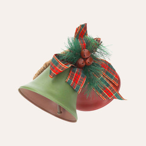 Par de Campanas Rojas y Verdes con Lazo Escocés – Elegantes Decoraciones Navideñas