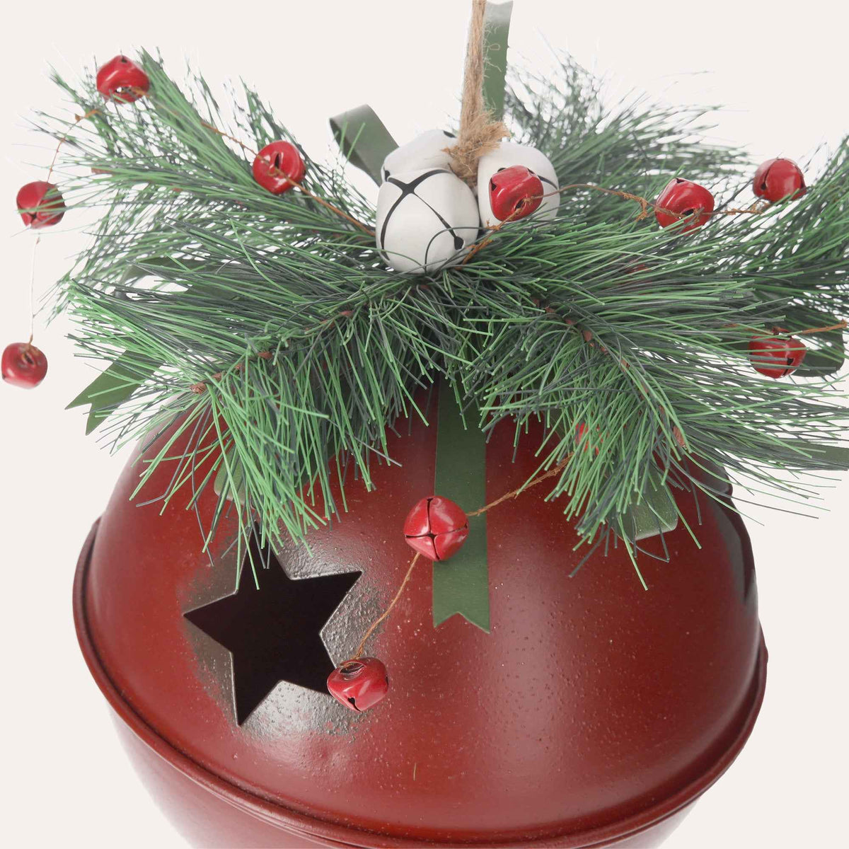 Rote Weihnachtskugel aus Metall mit Rassel und Kiefer