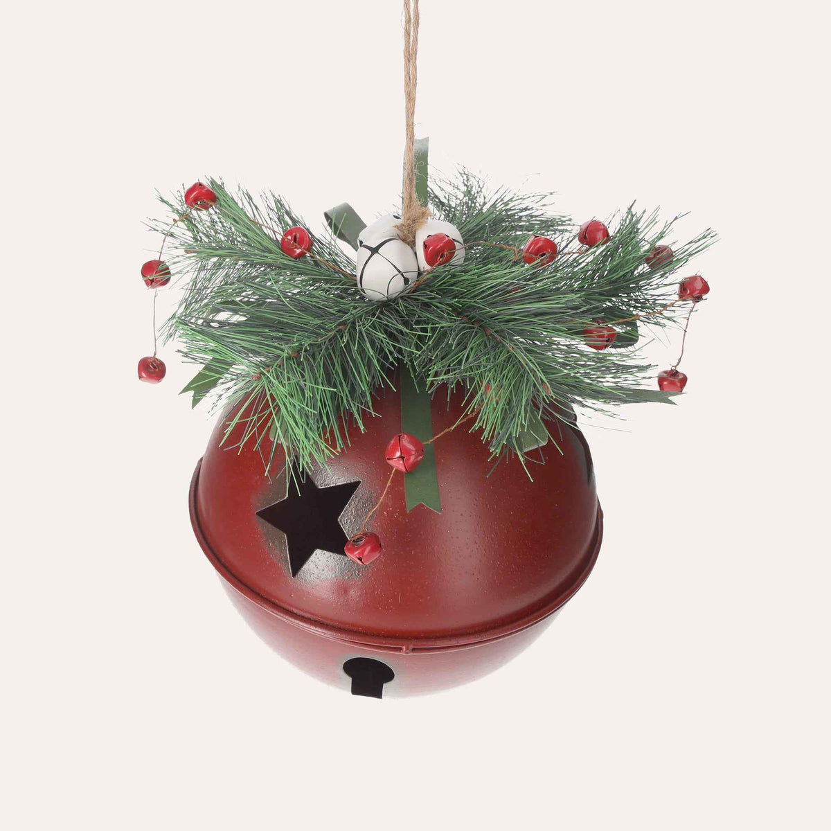 Rote Weihnachtskugel aus Metall mit Rassel und Kiefer