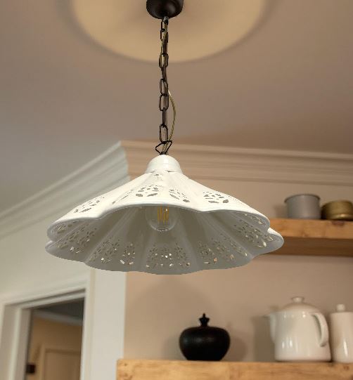 Lampadario Traforato con Catena Ceramica Bianca Ø. 38cm