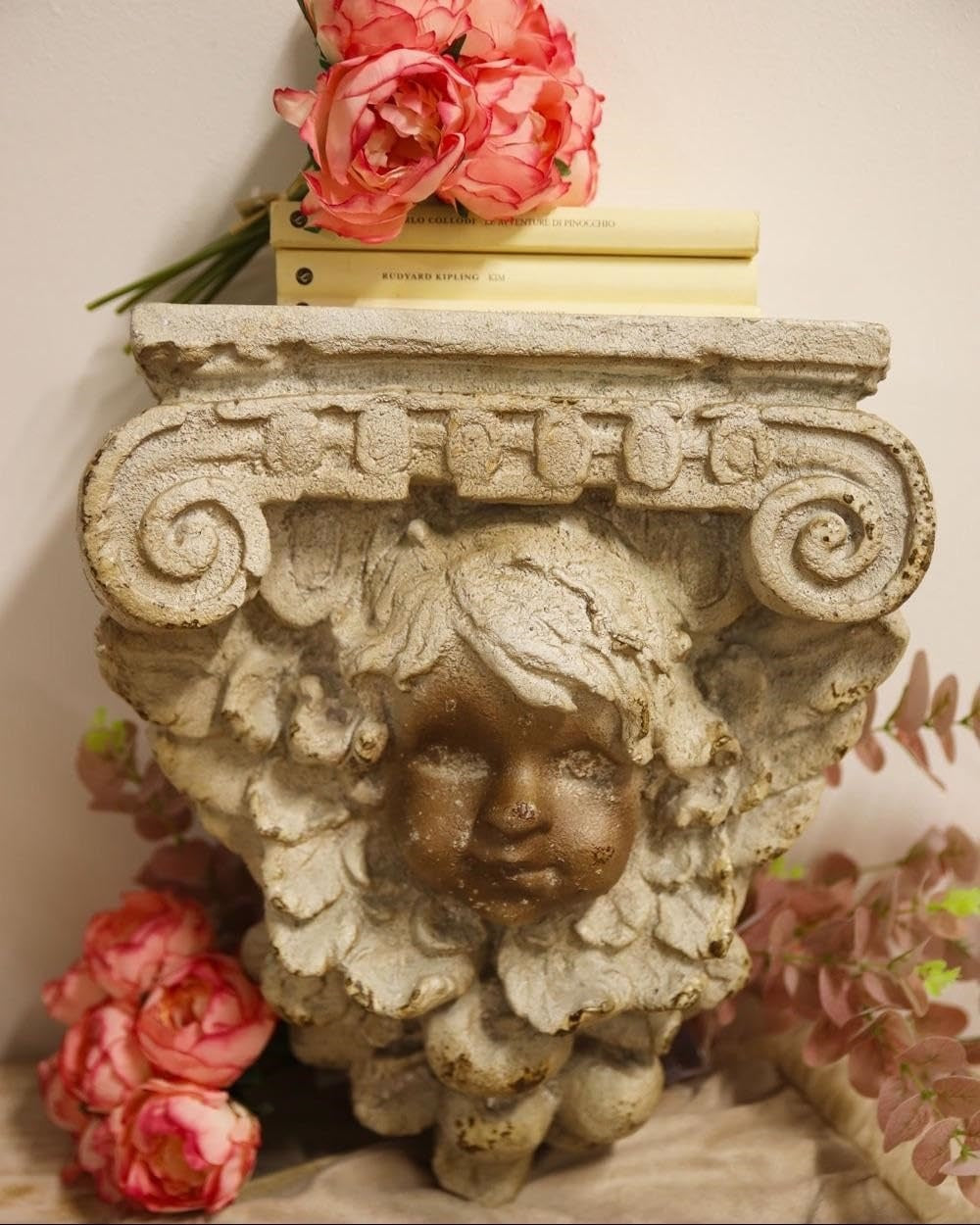 Mensola Decorativa a Capitello con Viso di Putto in Resina H. 40 cm